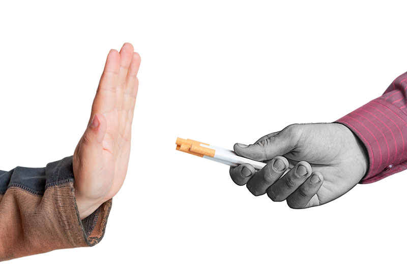 Парень бросил курить. Мужчина бросил курить. Парень бросает сигарету. Бросай курить на белом фоне. Человек бросает сигарету картинки.