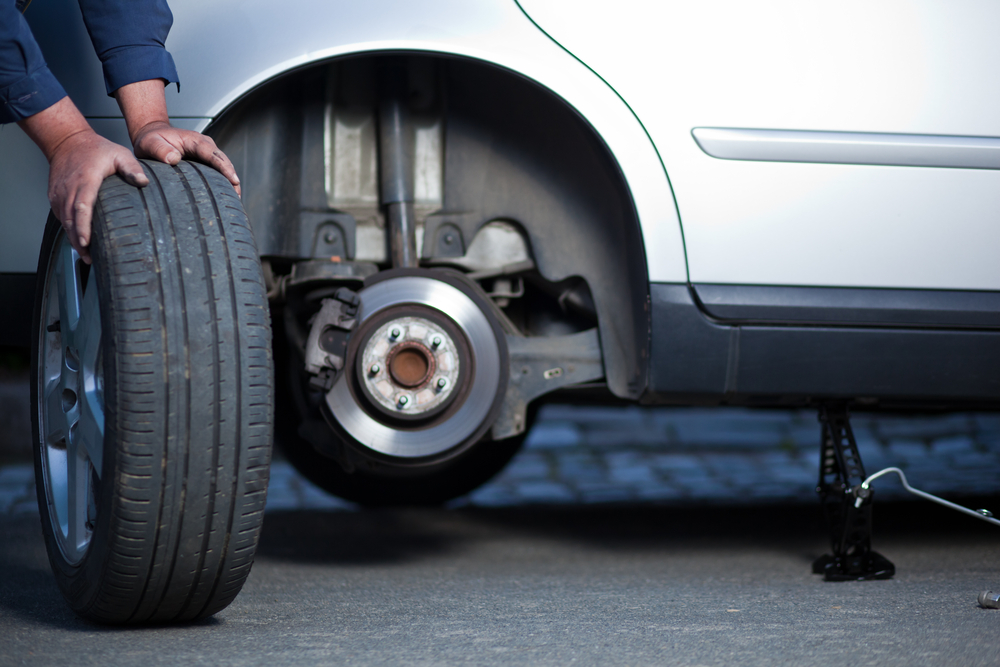 ¿Cómo cambiar una rueda de coche en cuatro pasos?