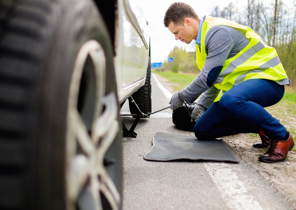 Manual básico para cambiar la rueda del coche en menos de 10 minutos